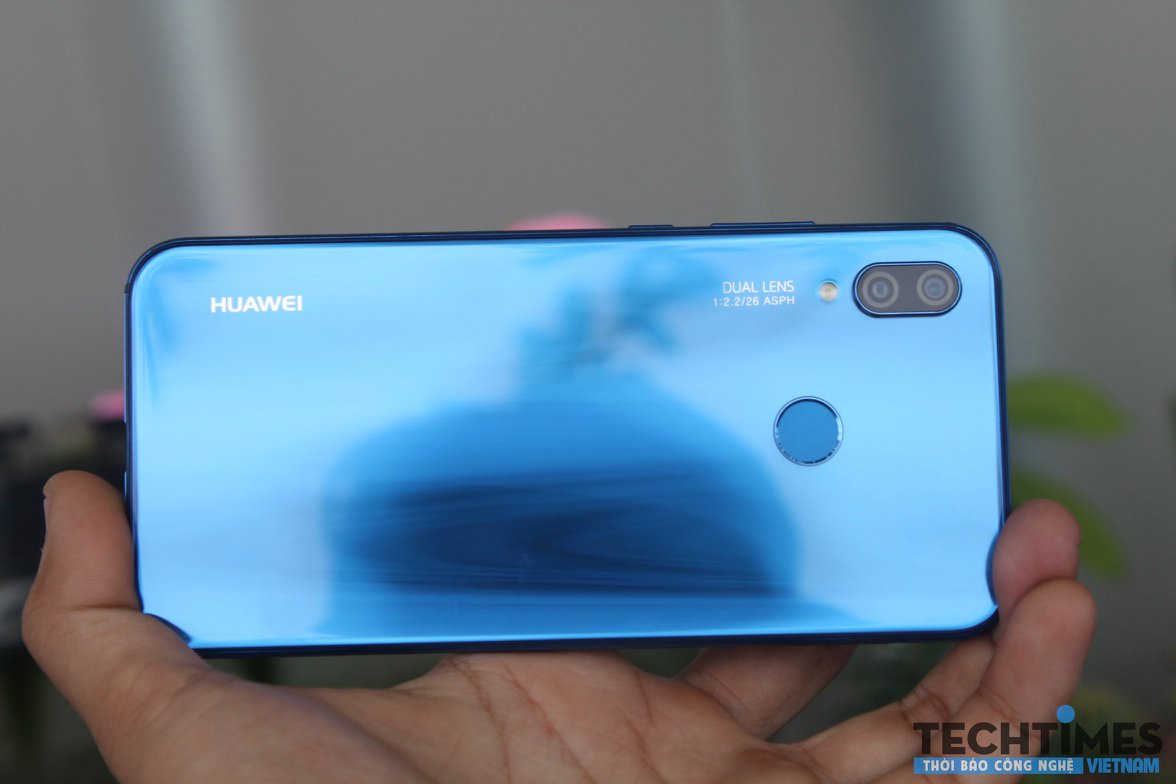 Mặt lưng có thiết kế bóng bẩy nổi bật với cụm camera kép, logo Huawei được đặt dọc theo camera cùng dòng chữ Dual Lens dường như làm tăng thêm phần hầm hố và tinh tế ở cụm camera kép này.