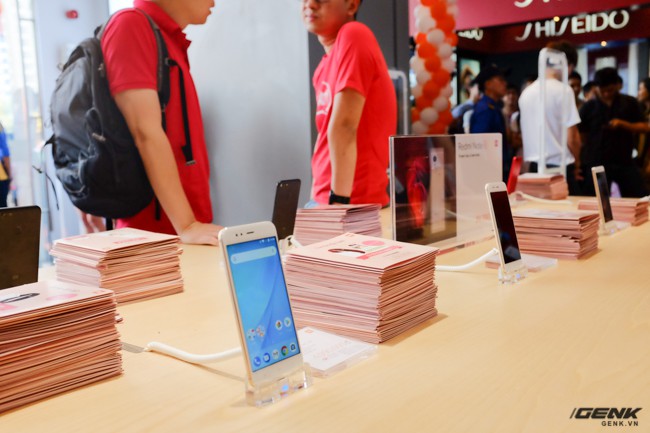 Xiaomi chính thức khai trương thêm cửa hàng Mi Store thứ hai tại TP.HCM: diện tích hơn 300 m2, bày bán hơn 180 mặt hàng thuộc hệ sinh thái Mi - Ảnh 8. Xiaomi chính thức khai trương thêm cửa hàng Mi Store thứ hai tại TP.HCM: diện tích hơn 300 m2, bày bán hơn 180 mặt hàng thuộc hệ sinh thái Mi - Ảnh 8.