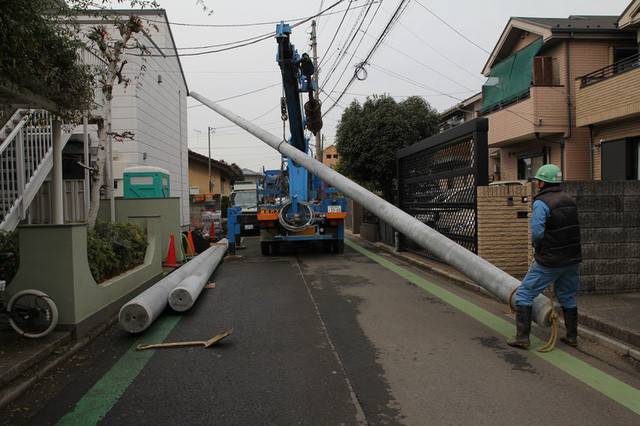 Các thợ điện trong quá trình lắp đặt hệ thống cột điện tại gia cho ông Yoshihara