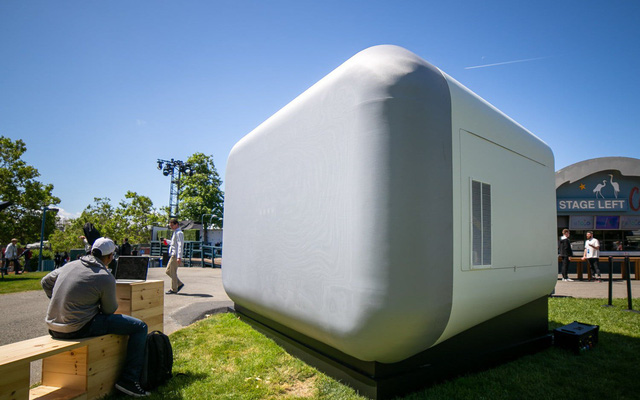 Đây là chiếc loa thông minh Google Home Max khổng lồ mà bạn có thể bước vào bên trong