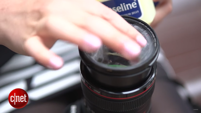 Thoa kem vaseline lên ống kính