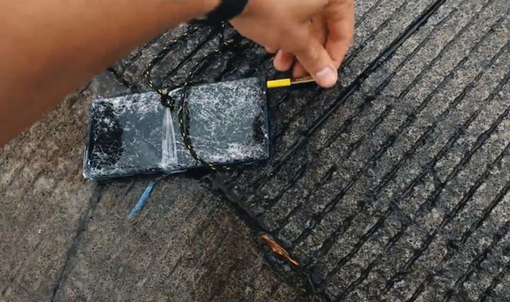 Galaxy Note 9 bị Porsche cán qua, rơi từ độ cao 300 mét, búa đập tơi bời vẫn rất “cứng“ ảnh 3