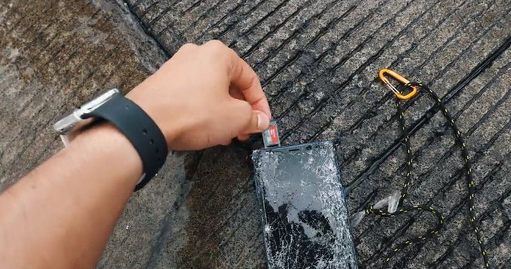 Galaxy Note 9 bị Porsche cán qua, rơi từ độ cao 300 mét, búa đập tơi bời vẫn rất “cứng“ ảnh 4