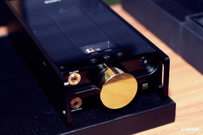 Đây là máy nghe nhạc tích hợp AI Sony DMP-Z1 đầu tiên về Việt Nam: núm mạ vàng, nặng như cục gạch, giá nhẹ nhàng bằng 7 chiếc iPhone XS Max! - Ảnh 4. Đây là máy nghe nhạc tích hợp AI Sony DMP-Z1 đầu tiên về Việt Nam: núm mạ vàng, nặng như cục gạch, giá nhẹ nhàng bằng 7 chiếc iPhone XS Max! - Ảnh 4.