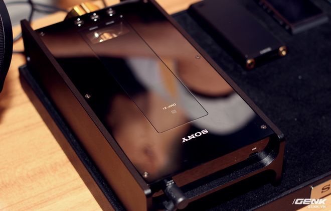 Đây là máy nghe nhạc tích hợp AI Sony DMP-Z1 đầu tiên về Việt Nam: núm mạ vàng, nặng như cục gạch, giá nhẹ nhàng bằng 7 chiếc iPhone XS Max! - Ảnh 2. Đây là máy nghe nhạc tích hợp AI Sony DMP-Z1 đầu tiên về Việt Nam: núm mạ vàng, nặng như cục gạch, giá nhẹ nhàng bằng 7 chiếc iPhone XS Max! - Ảnh 2.