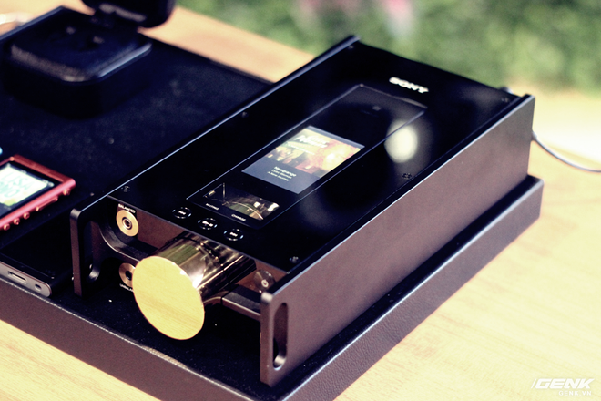 Đây là máy nghe nhạc tích hợp AI Sony DMP-Z1 đầu tiên về Việt Nam: núm mạ vàng, nặng như cục gạch, giá nhẹ nhàng bằng 7 chiếc iPhone XS Max! - Ảnh 1. Đây là máy nghe nhạc tích hợp AI Sony DMP-Z1 đầu tiên về Việt Nam: núm mạ vàng, nặng như cục gạch, giá nhẹ nhàng bằng 7 chiếc iPhone XS Max! - Ảnh 1.