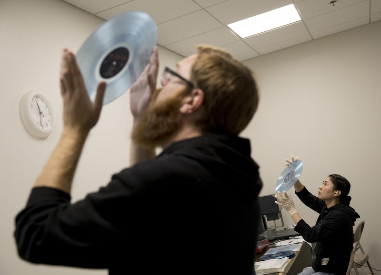 tinhte-Furnace-Record-Pressing-5.jpg Đang tải tinhte-Furnace-Record-Pressing-5.jpg…