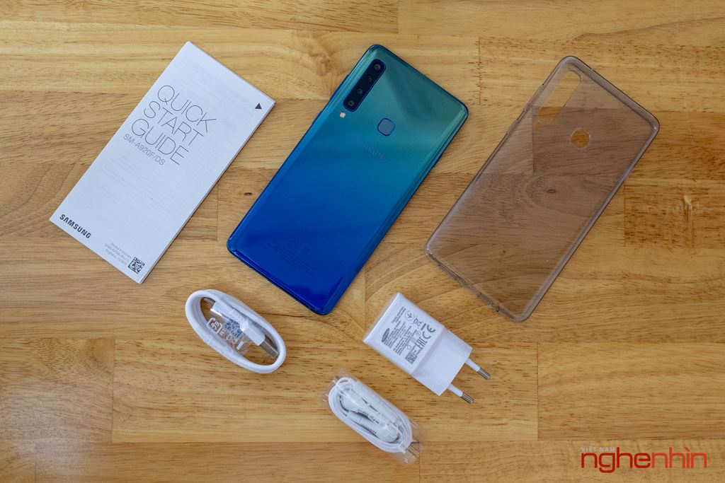 Mở hộp Samsung Galaxy A9: 4 camera sau, màu sắc mới thu hút sự chú ý ảnh 2