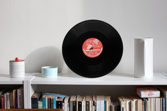 Đĩa nhựa Vinyl giờ cũng biến thành loa Bluetooth được, âm thanh trong trẻo, bass đầy đặn mà còn được tiếng bảo vệ môi trường - Ảnh 6. Đĩa nhựa Vinyl giờ cũng biến thành loa Bluetooth được, âm thanh trong trẻo, bass đầy đặn mà còn được tiếng bảo vệ môi trường - Ảnh 6.