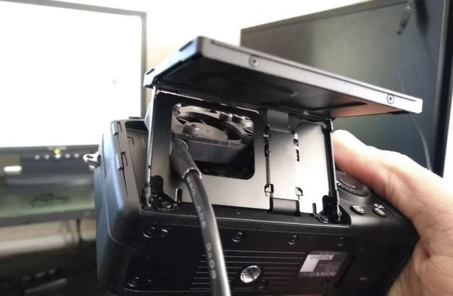 Sáng tạo bất đắc dĩ: Chế quạt tản nhiệt để chống nóng cho máy ảnh Sony - Ảnh 5. Sáng tạo bất đắc dĩ: Chế quạt tản nhiệt để chống nóng cho máy ảnh Sony - Ảnh 5.
