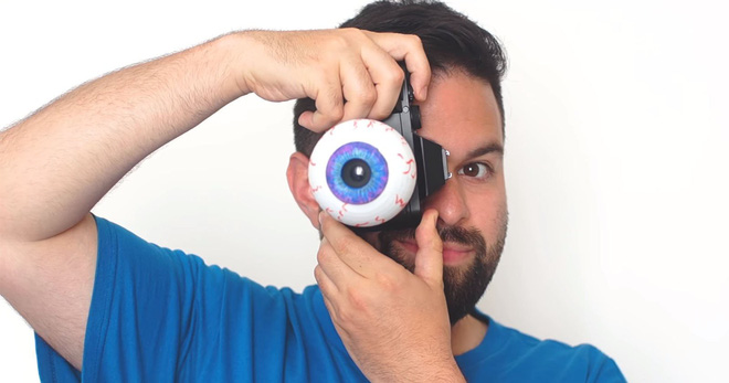 Nhiếp ảnh gia tạo ra ống kính máy ảnh có hình dạng của ... một con mắt - Ảnh 1.