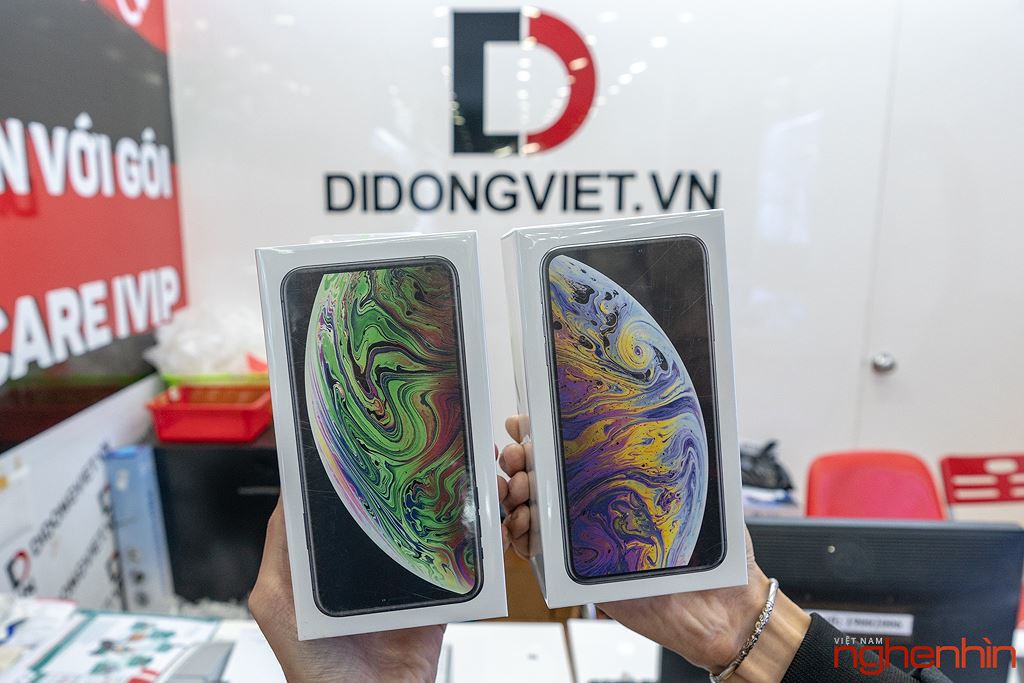 Cận cảnh iPhone XS Max 256GB đầu tiên về Việt Nam trong đêm trước ngày mở bán, giá 68 triệu đồng ảnh 1