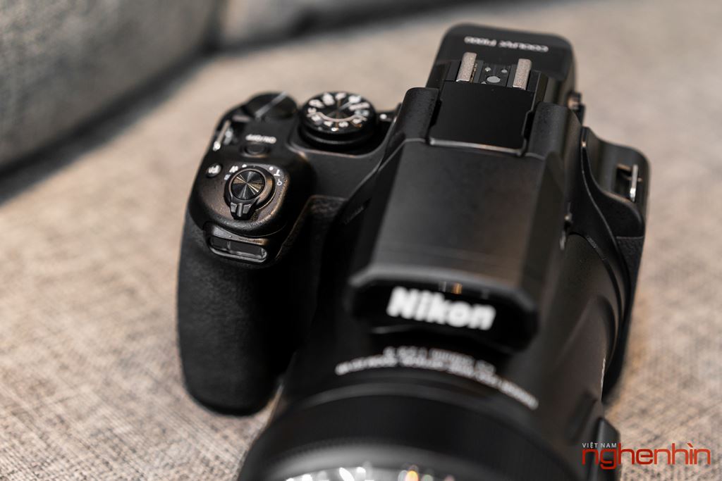 Mở hộp máy ảnh siêu zoom Nikon Coolpix P1000: dải zoom 24-3000mm, quay phim 4K ảnh 8