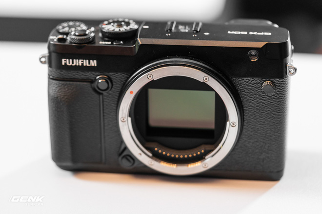 Trên tay máy ảnh Fujifilm GFX-50R: Medium Format siêu cao cấp, giá trên 100 triệu đồng - Ảnh 3.