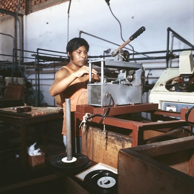 Đang tải tinhte-peruvian-vinyl-factory-70-8.jpg…