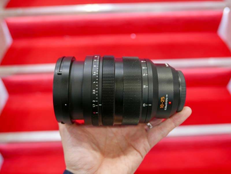 Đang tải Panasonic-Leica-DG-Vario-Summilux-10-25-mm-f1.7-MFT-lens-6.jpg…