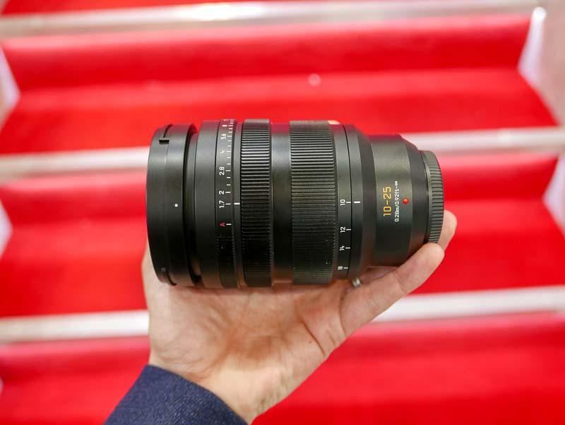 Đang tải Panasonic-Leica-DG-Vario-Summilux-10-25-mm-f1.7-MFT-lens-3.jpg…