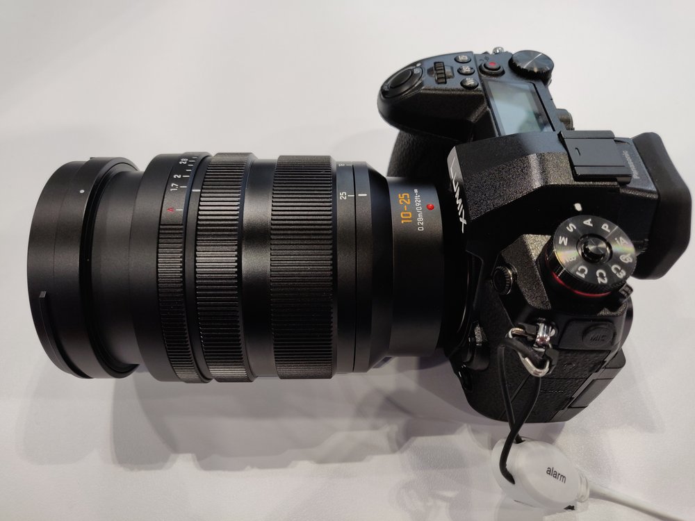 Đang tải Panasonic-Leica-DG-Vario-Summilux-10-25-mm-f1.7-lens-3.jpg…