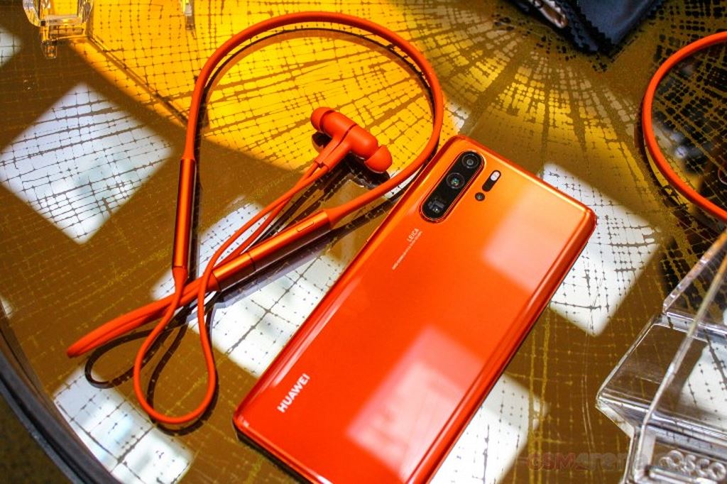 Tai nghe không dây Huawei FreeLace phải cắm thẳng vào smartphone để kết nối và sạc ảnh 3