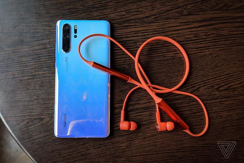 Tai nghe không dây Huawei FreeLace phải cắm thẳng vào smartphone để kết nối và sạc ảnh 2