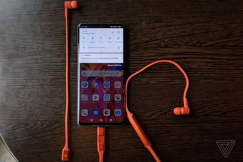 Tai nghe không dây Huawei FreeLace phải cắm thẳng vào smartphone để kết nối và sạc ảnh 4