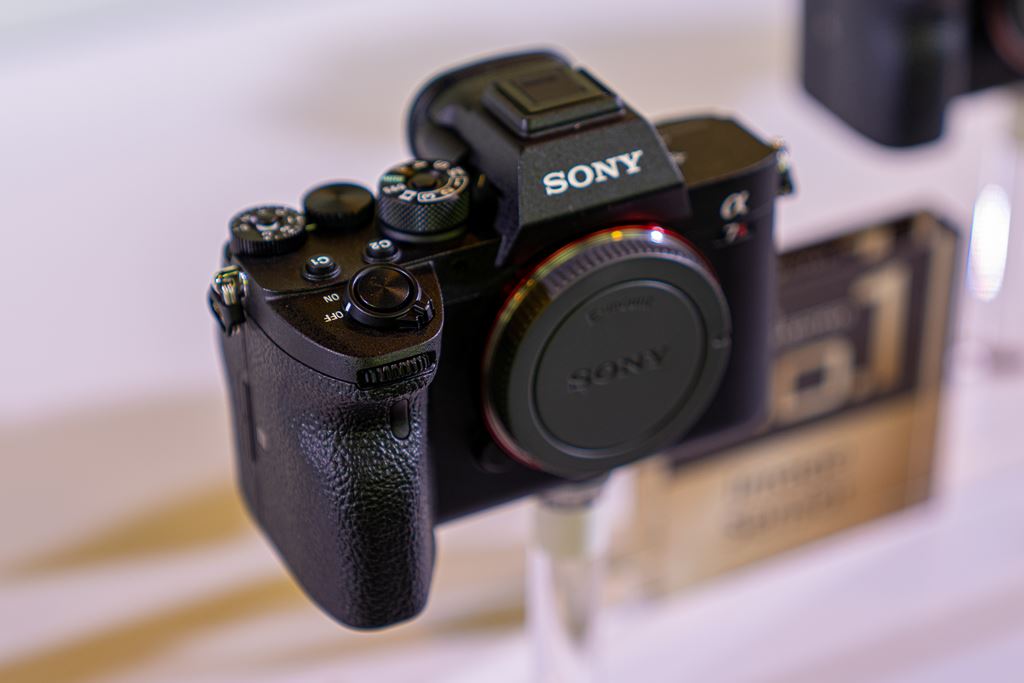 Cận cảnh Sony A7R IV: đầm tay, nhanh và mạnh hơn ảnh 3