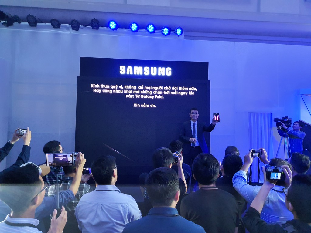 Siêu phẩm Samsung Galaxy Fold smartphone màn hình gập ra mắt người dùng Việt giá 50 triệu ảnh 1