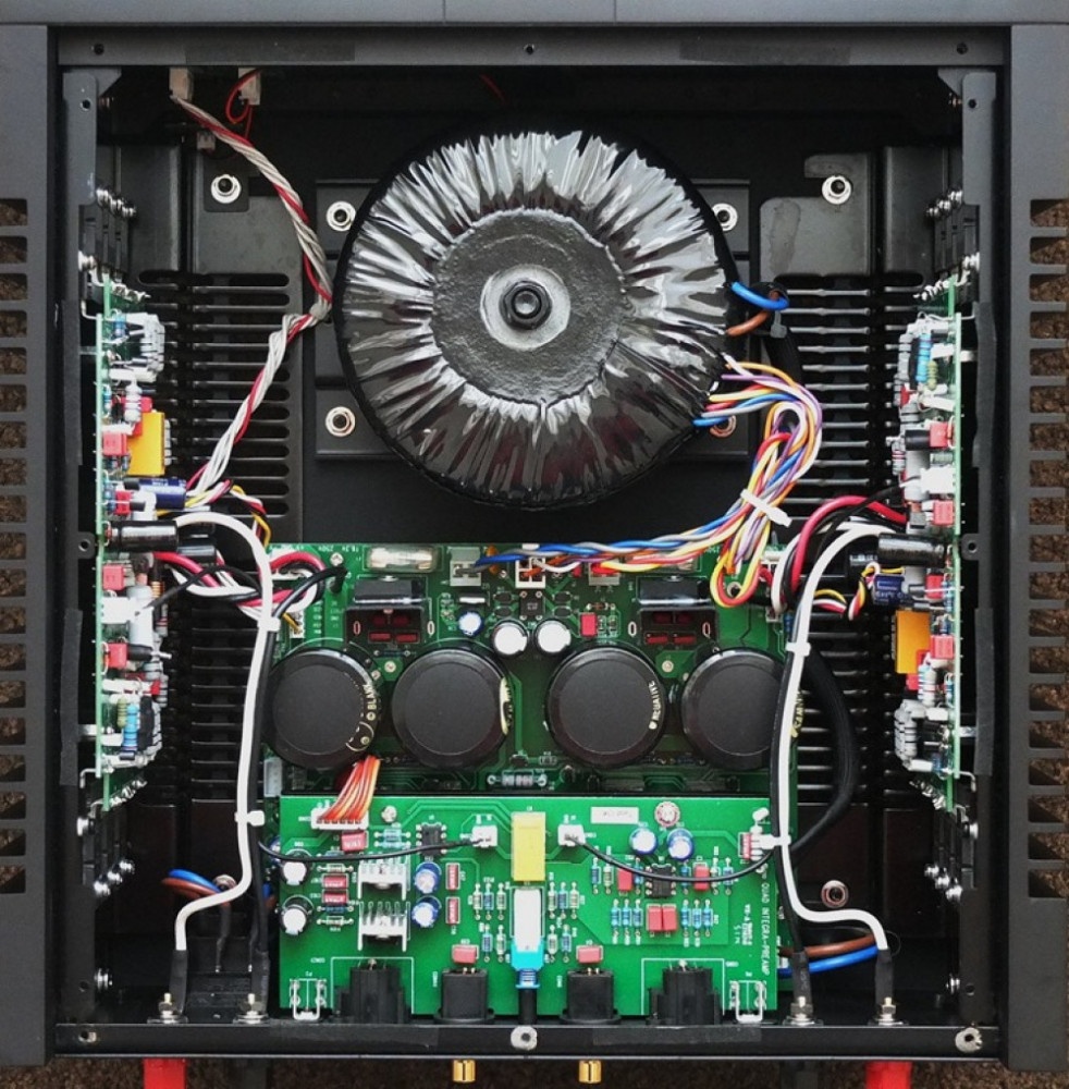 power ampli quad artera stereo ben trong
