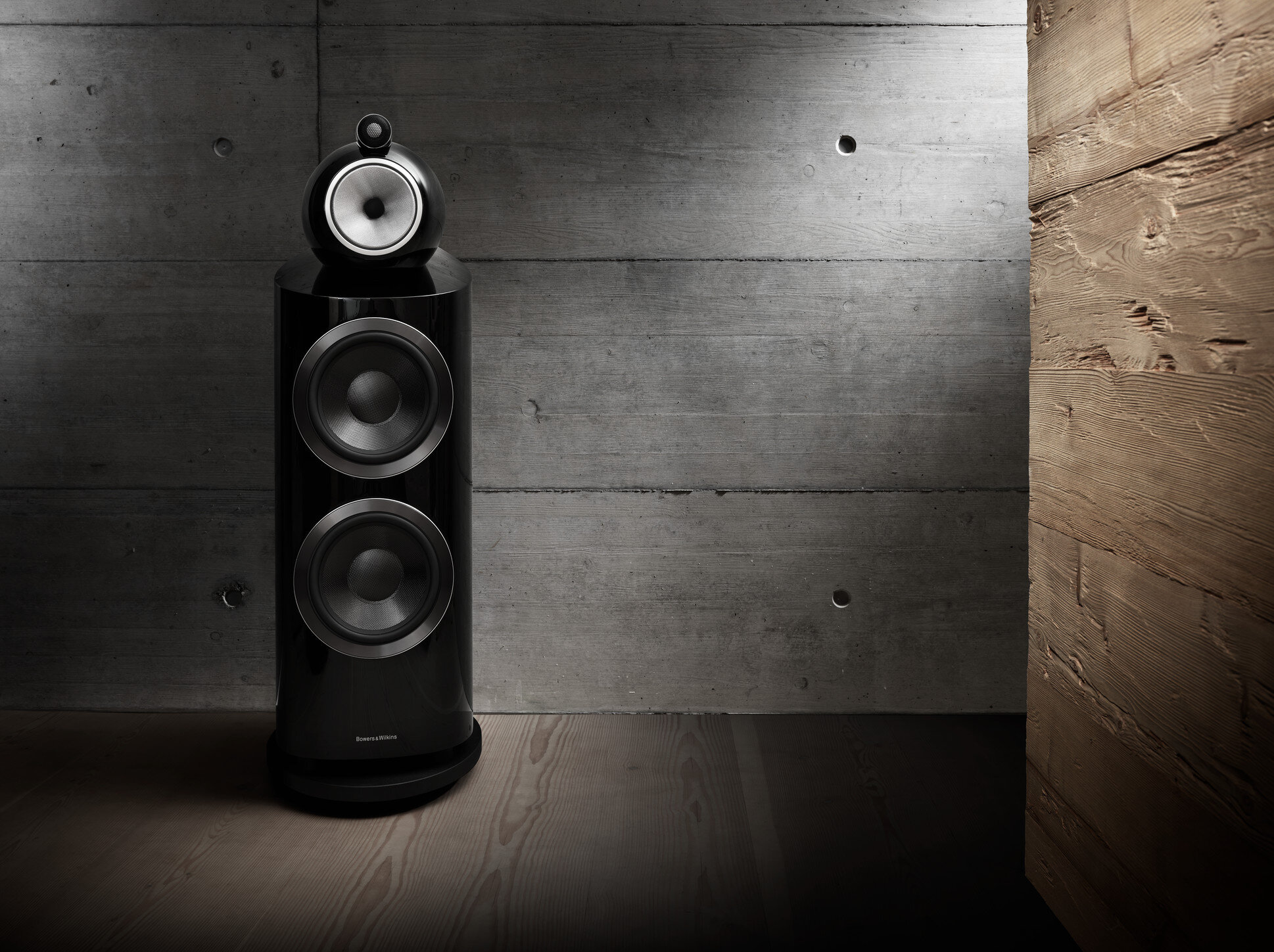 Giờ đây, củ loa mid “Continuum” đã được Bowers &amp; Wilkins sử dụng trên tất cả các sản phẩm nhằm thay thế “người tiền nhiệm” Kevlar trước đây. Qua đó, “Continuum” đã chứng minh cho các tín đồ âm nhạc thấy được khả năng trình diễn đầy mê hoặc của mình.