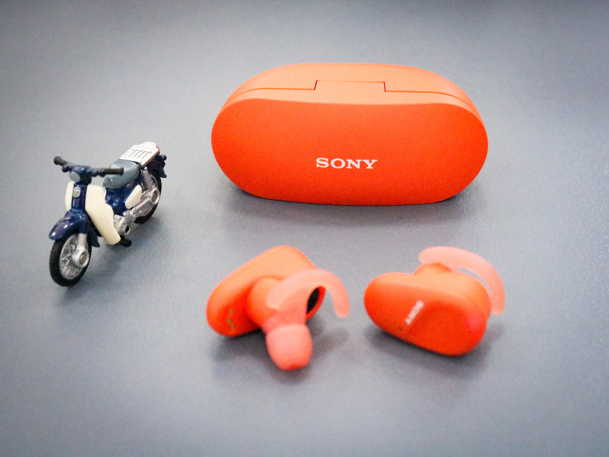 Tai nghe Sony WF-SP800N cho người dùng thêm nhiều lựa chọn phù hợp sở thích và phong cách cá nhân với bốn màu thời trang: trắng đen, xanh và cam.