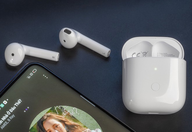 Buds Air Neo có thiết kế khá giống mẫu tai nghe AirPods /// Ảnh: T.Luân