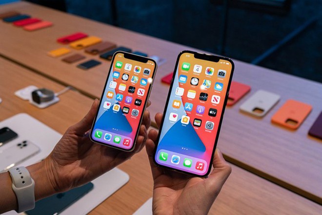 iPhone 12 mini là thành viên 'tí hon' nhất trong gia đình iPhone 12 /// Ảnh: Reuters