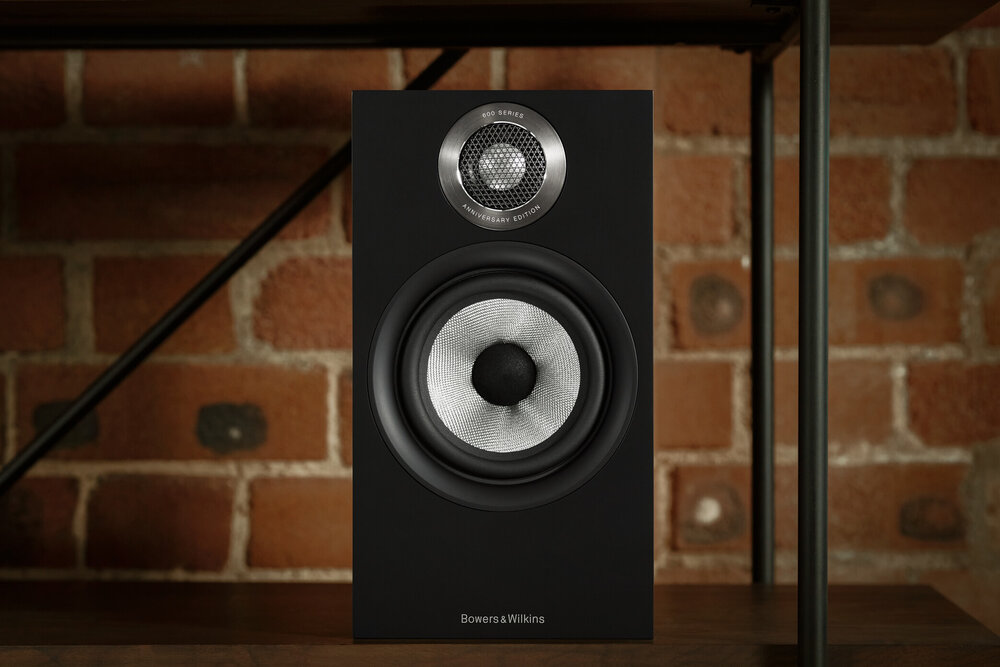 606 S2: · Tweeter: 1 x Decoupled Double Dome 25mm · Mid – Bass: 1 x Continuum Cone 165mm (Củ loa Continuum kế thừa từ dòng loa đầu bảng của Bowers &amp; Wilkins) · Đáp tuyến tần số: 52Hz – 28kHz, ± 3dB · Độ nhạy: 88 dB · Công suất đề nghị: 30W - 120W (8 ohm) Mời Cả Nhà xem thêm thông tin chi tiết sản phẩm tại đây