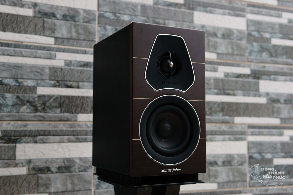 Lumina I: · Tweeter: 1 x 29mm high definition DAD, thiết kế độc quyền của Sonus Faber, sản xuất tại Đan Mạch. · 1 x 120mm Mid – Woofer, sử dụng màng loa giấy được phơi khô pha trộn với các sợi tự nhiên khác, thiết kế độc quyền của Sonus Faber và sản xuất tại Đan Mạch. · Đáp tuyến tần số: 65 Hz – 24 kHz · Độ nhạy: 84dB SPL (2.83V/1m) · Công suất đề nghị: 30W – 100W Mời Cả Nhà xem thêm thông tin chi tiết sản phẩm tại đây