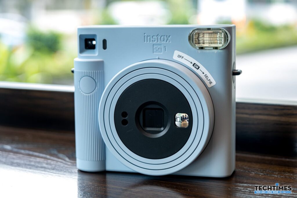 Trên tay Fujifilm Instax SQ1: Máy chụp ảnh lấy liền thú vị, giá 3 triệu đồng