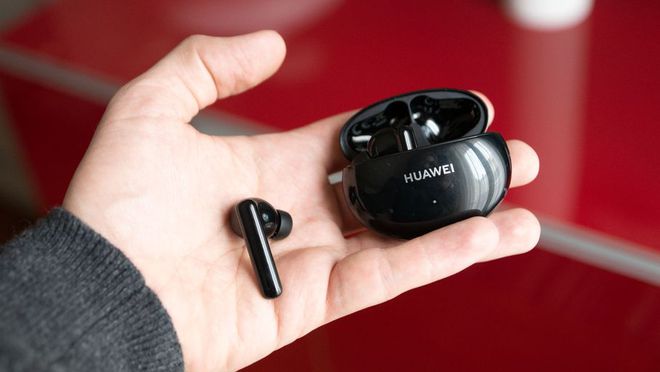 FreeBuds 4i là mẫu tai nghe chống ồn chủ động mới của Huawei /// Ảnh chụp màn hình CNET