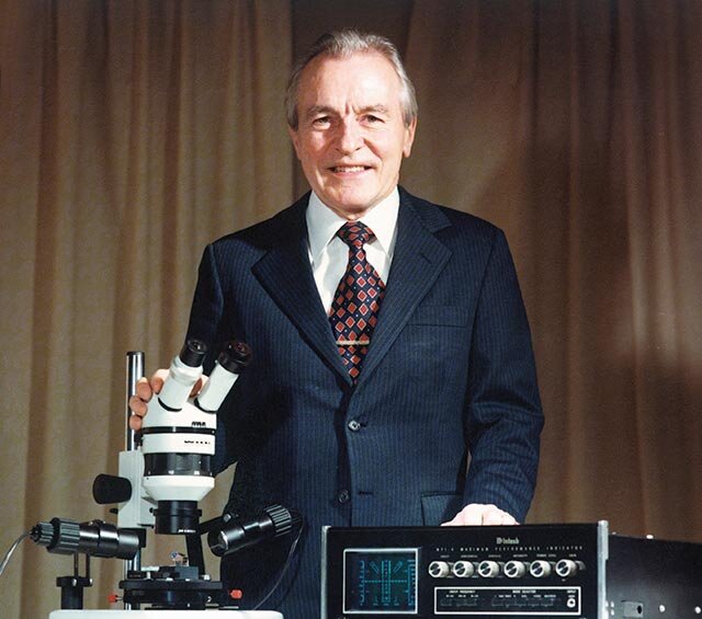 Gordon Gow microscope.jpg