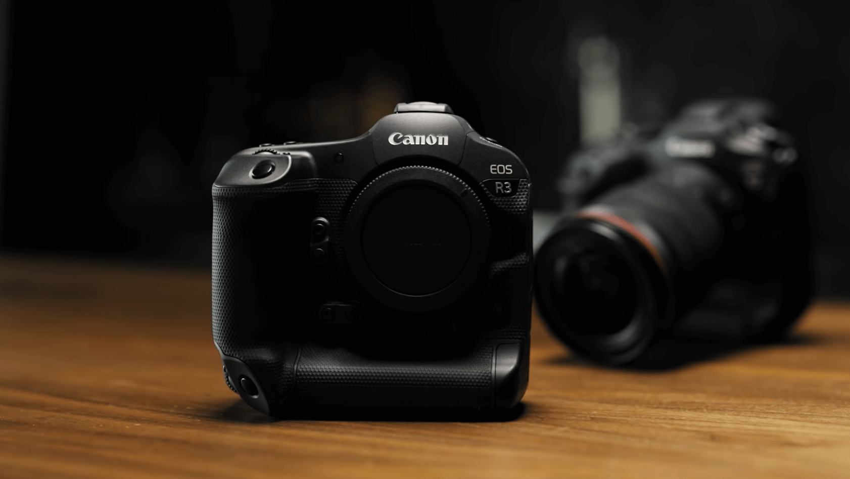Cận cảnh máy ảnh Canon EOS R3