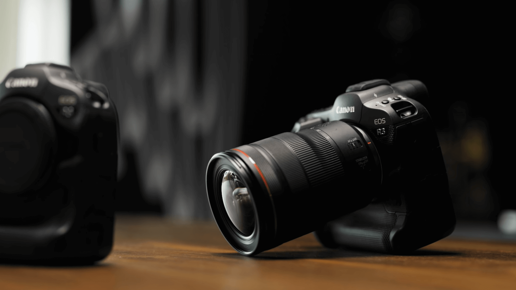 Cận cảnh máy ảnh Canon EOS R3