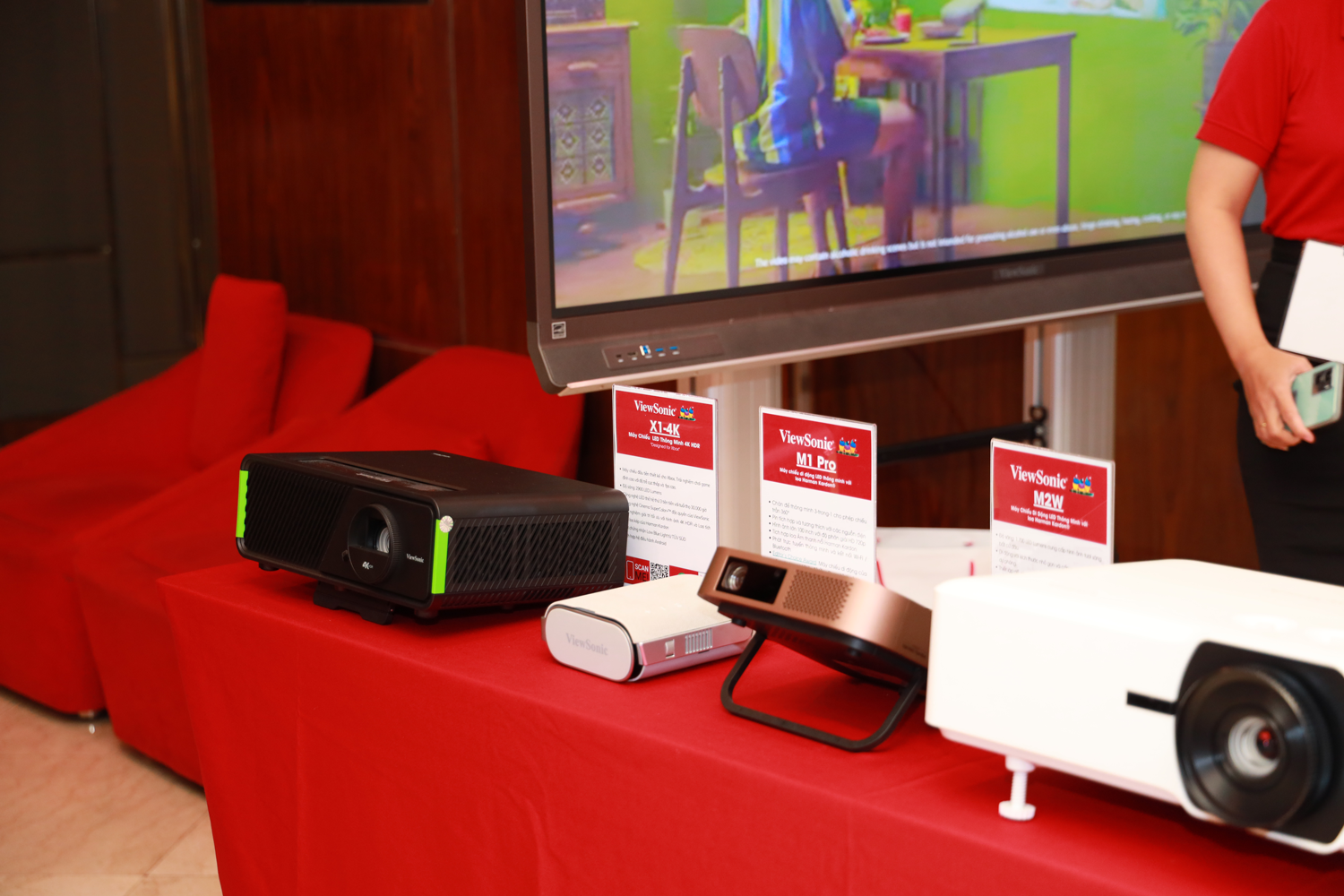 Gian trưng bày của ViewSonic: Giới thiệu các dòng máy chiếu doanh nghiệp, máy chiếu xem phim, máy chiếu di động, máy chiếu laser, màn hình tương tác ViewBoard...