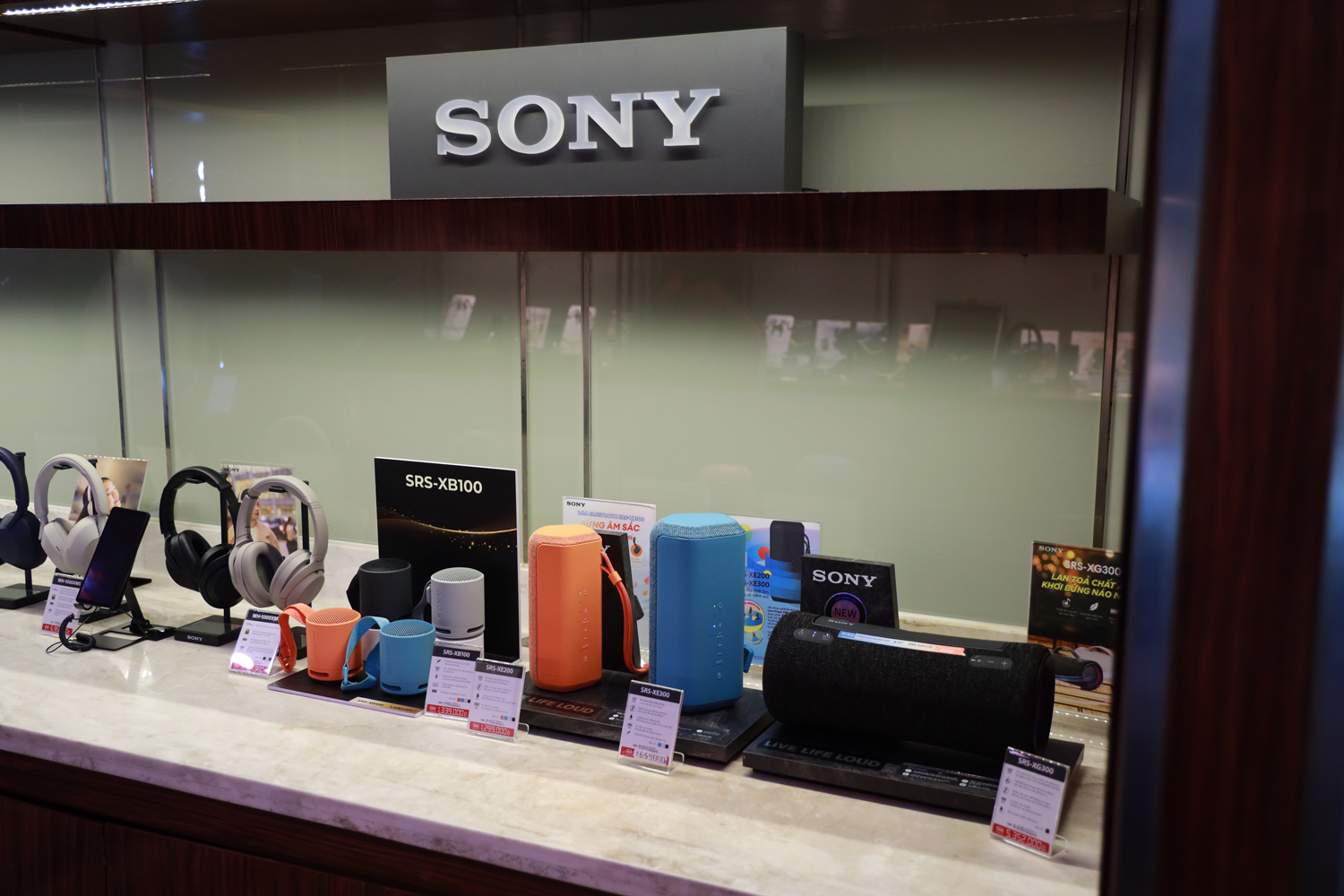 Gian trưng bày của Sony: Giới thiệu các dòng sản phẩm loa di động, tai nghe, máy nghe nhạc walkman và mẫu Soundbar siêu di động HT-AX7