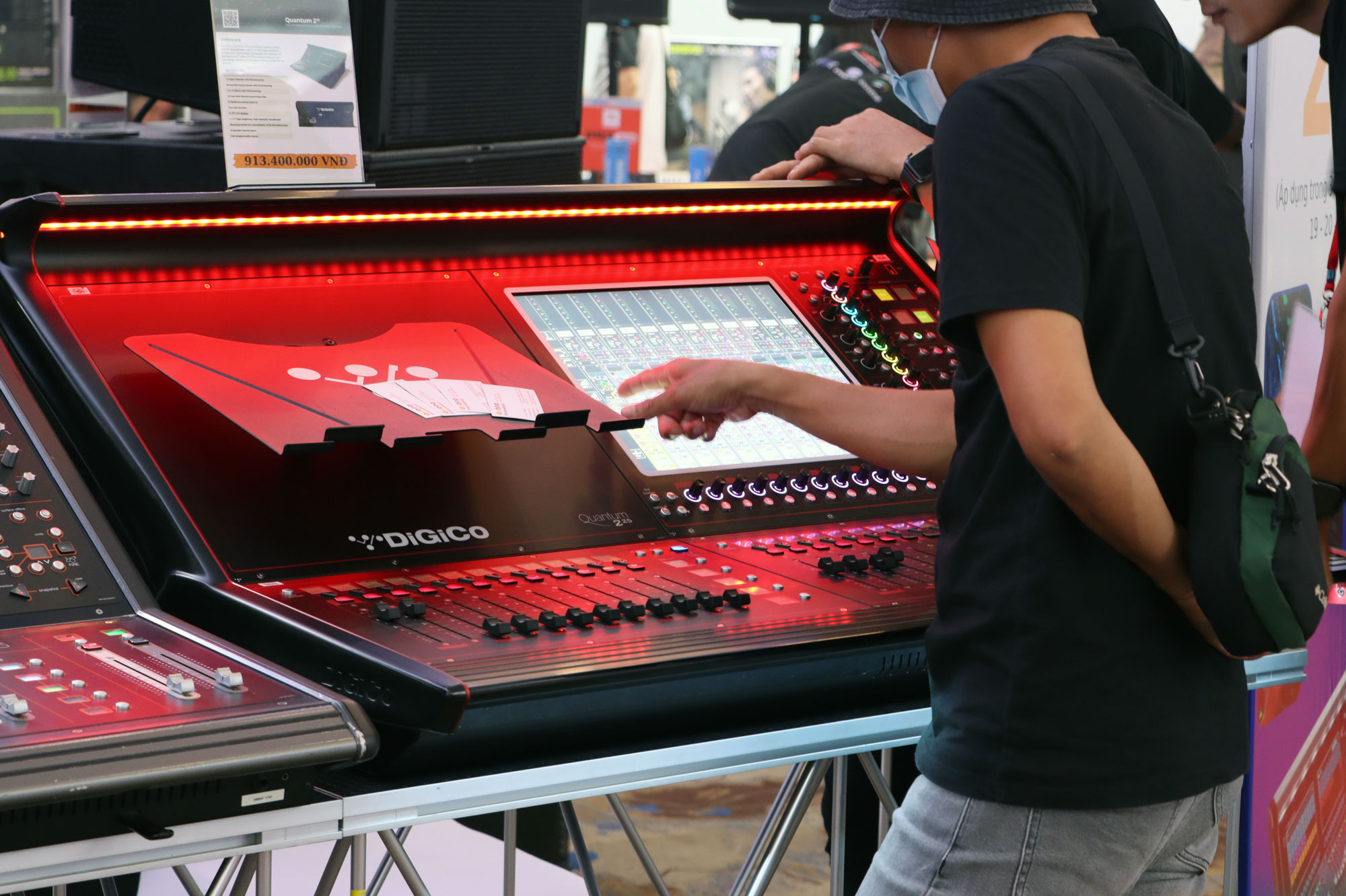 Bàn mixer Digico trưng bày tại gian hàng của Stage Pro