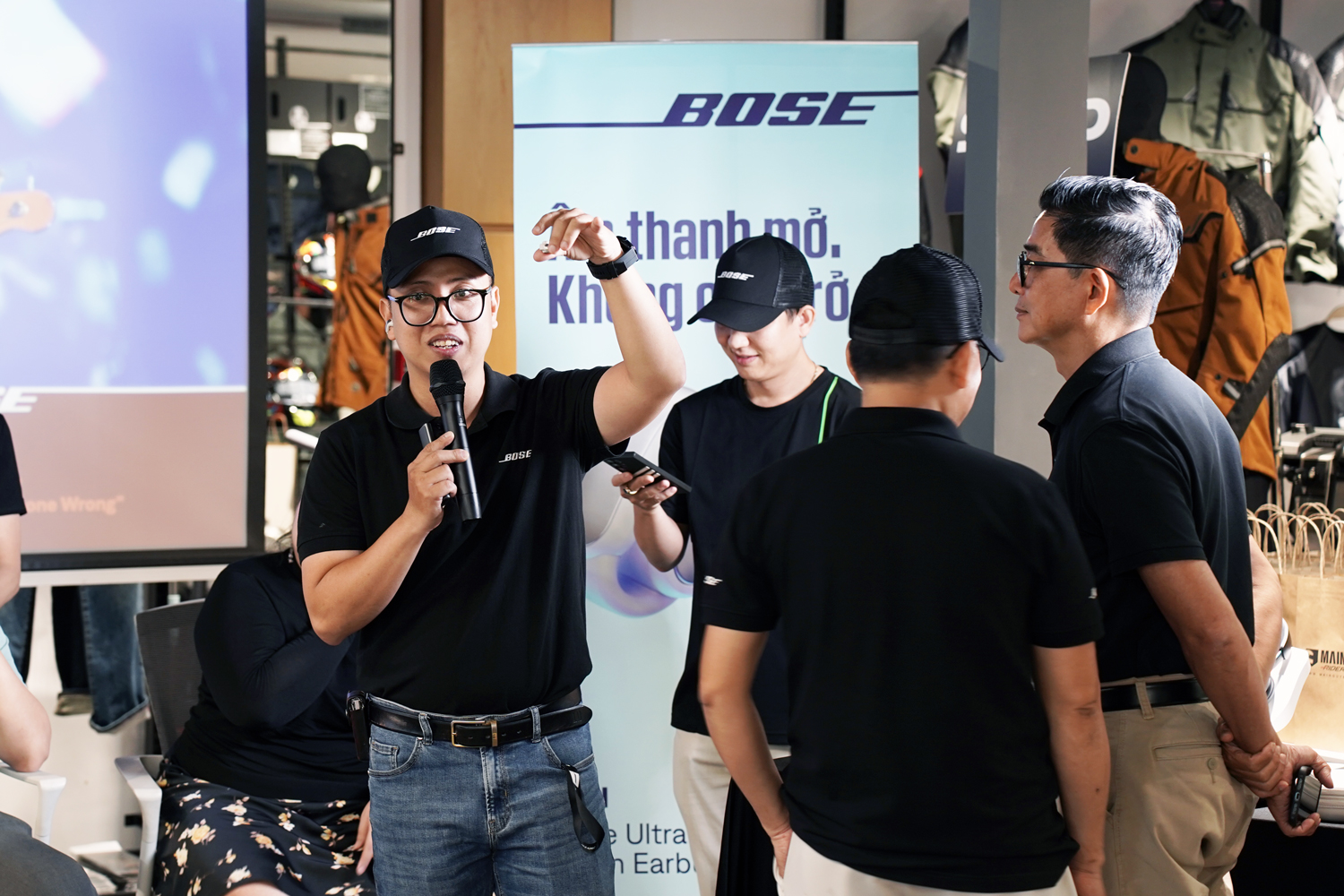 Anh Long - Đại diện thương hiệu Bose hào hứng chia sẻ về tai nghe Ultra Open Earbuds.