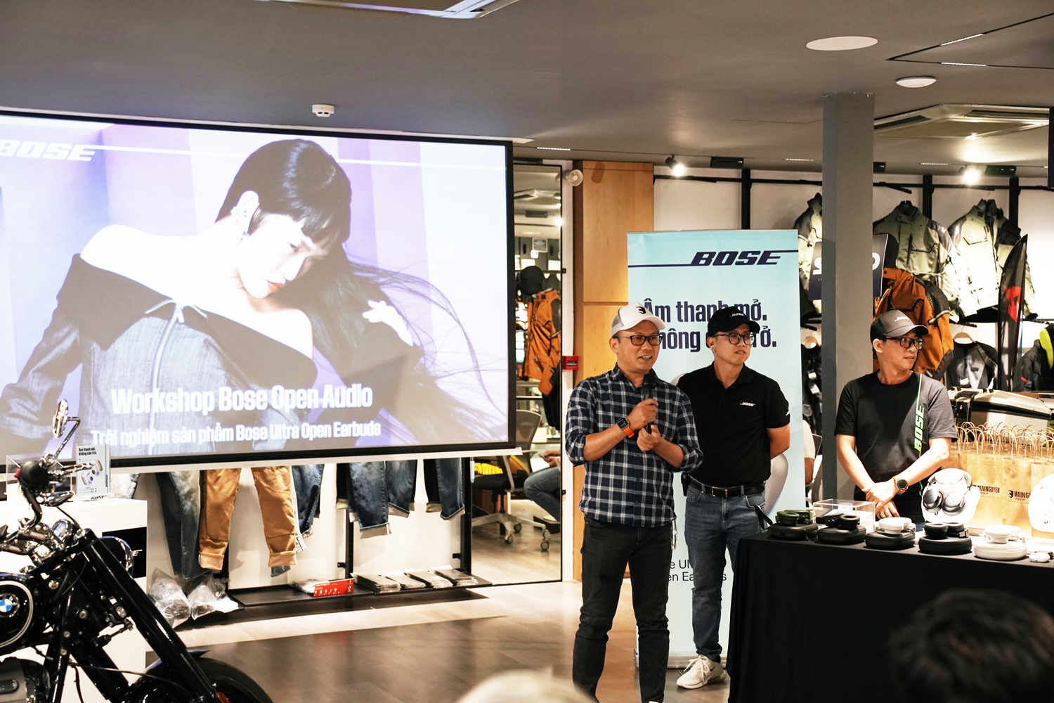 Anh Mai Triều Nguyên - Đại diện Mai Nguyên chia sẻ các trải nghiệm thực tế của anh với mẫu tai nghe Bose Ultra Open Earbuds mới.