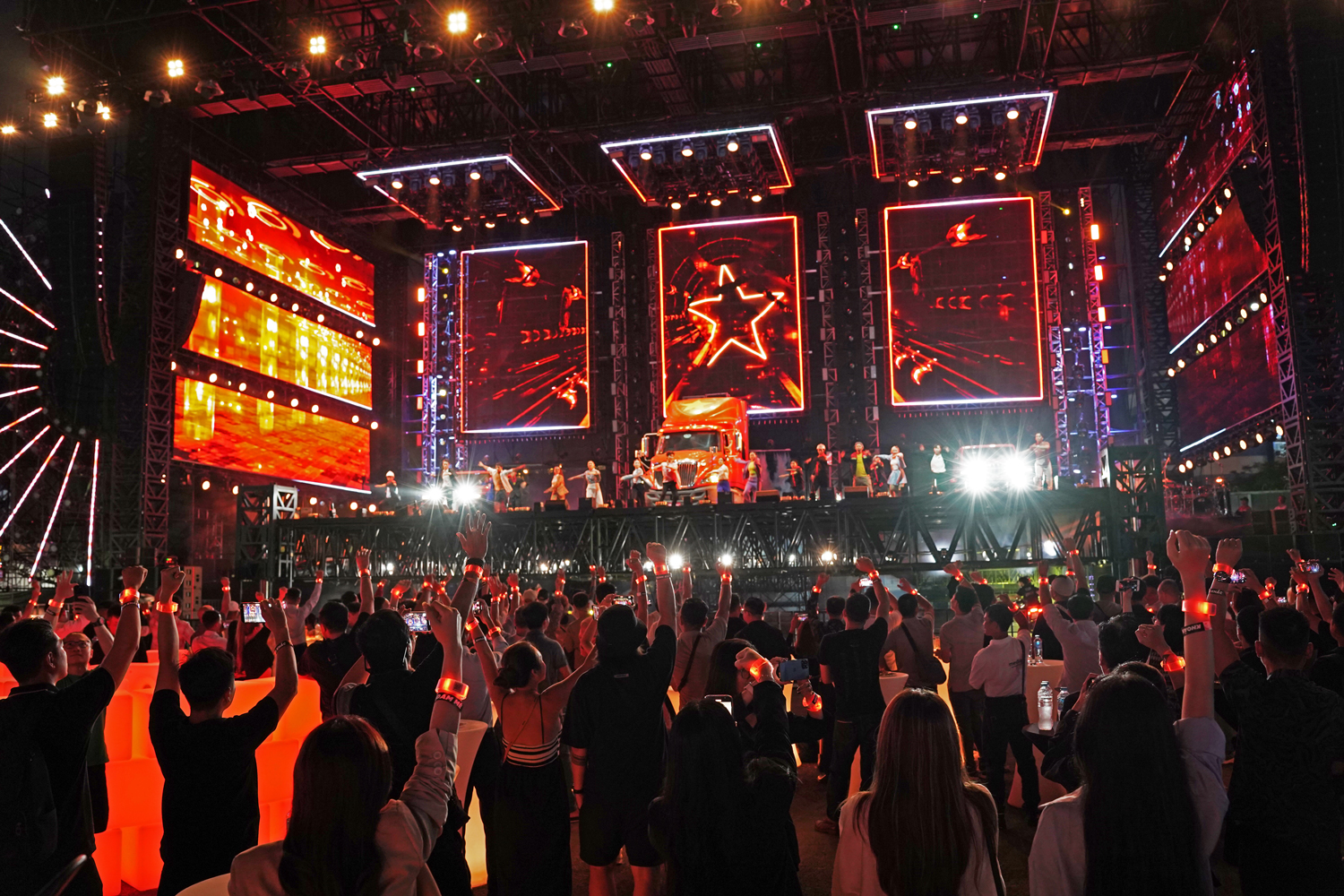 Khoảnh khắc sắc đỏ Việt Nam rực sáng trên tay tất cả những con người có chung niềm đam mê sân khấu.