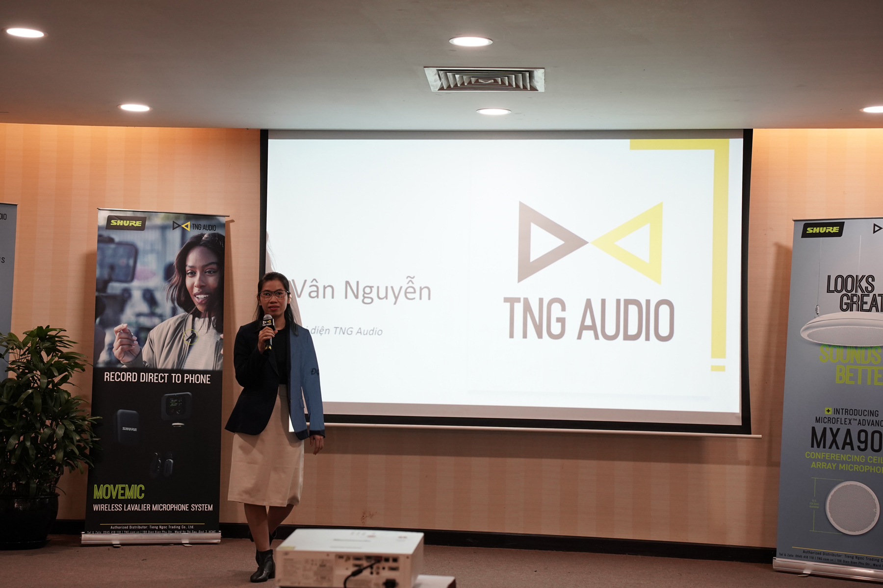 Chị Vân Nguyễn - Đại diện TNG Audio cảm ơn Shure đã đồng hành cùng Tiếng Ngọc Audio trong suốt hơn 10 năm qua.