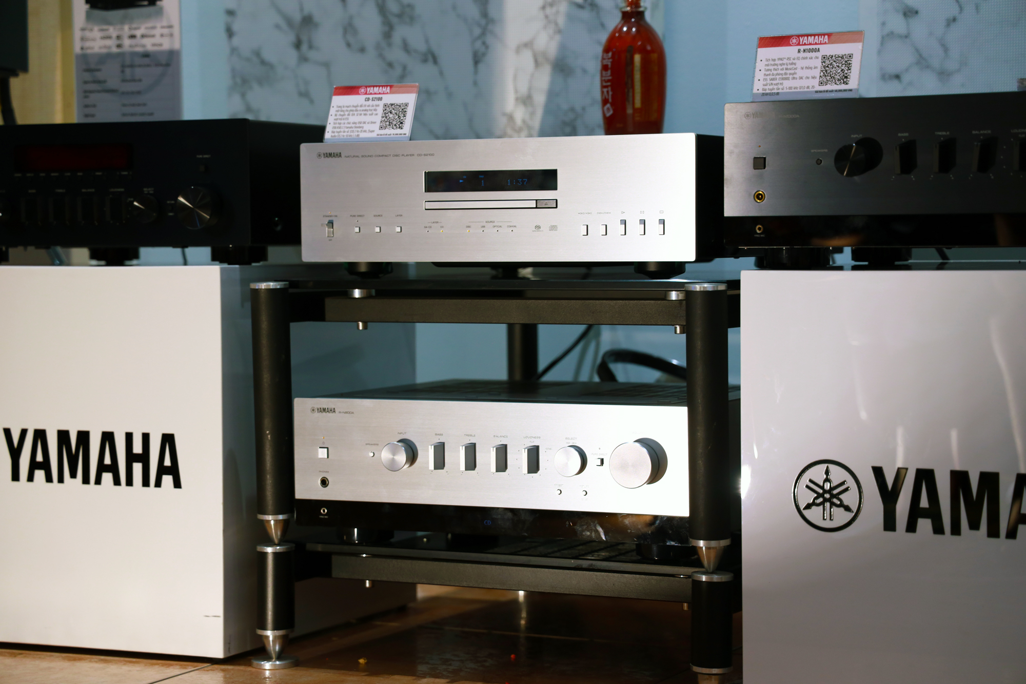 CD S2100 (giữa) và các sản phẩm dòng N-R Series: N-R800A, N-R1000A và N-R200A