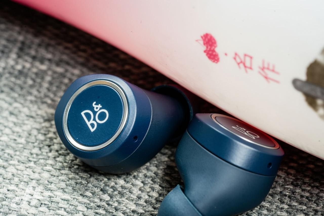 Review Beoplay E8 2.0, hộp sạc không dây, cổng USB-C, pin 20 tiếng, đắt vẫn xắt ra miếng