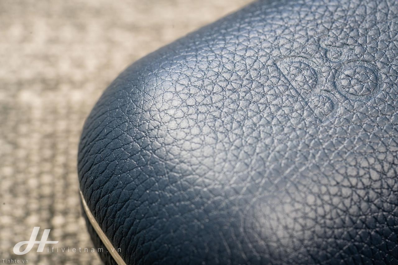 Review Beoplay E8 2.0, hộp sạc không dây, cổng USB-C, pin 20 tiếng, đắt vẫn xắt ra miếng