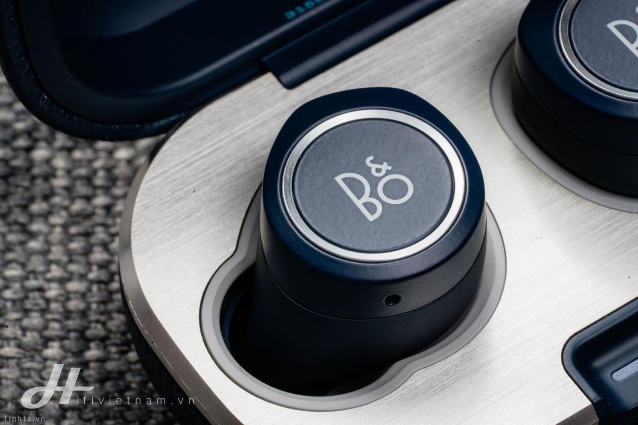 Review Beoplay E8 2.0, hộp sạc không dây, cổng USB-C, pin 20 tiếng, đắt vẫn xắt ra miếng